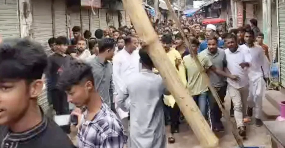 নিষিদ্ধ ছাত্রলীগের মিছিলে হাজারো নেতাকর্মী, সরে গেল পুলিশ